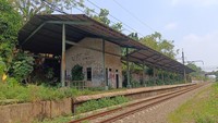Melihat Lebih Dekat Stasiun Gunung Putri di Bogor yang Terbengkalai