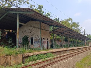 Melihat Lebih Dekat Stasiun Gunung Putri di Bogor yang Terbengkalai