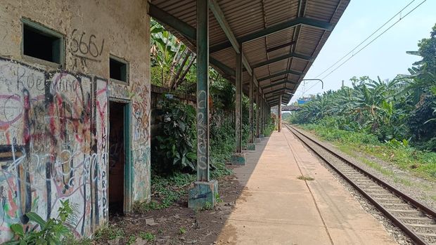 Kondisi Stasiun Gunung Putri, Bogor, yang kini terbengkalai. Kondisi Stasiun Gunung Putri, Bogor, yang kini terbengkalai.