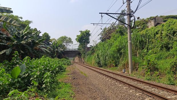 Kondisi Stasiun Gunung Putri, Bogor, yang kini terbengkalai. Kondisi Stasiun Gunung Putri, Bogor, yang kini terbengkalai.
