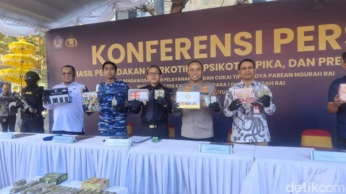 Konferensi pers kasus dua WNA India yang kedapatan membawa ganja pasta senila 1,5 miliar di Kantor Wilayah Direktorat Jenderal Bea dan Cukai (DJBC) Bali, Nusra, Kuta, Badung, Jumat (7/8/2026). (Fabiola Dianira)