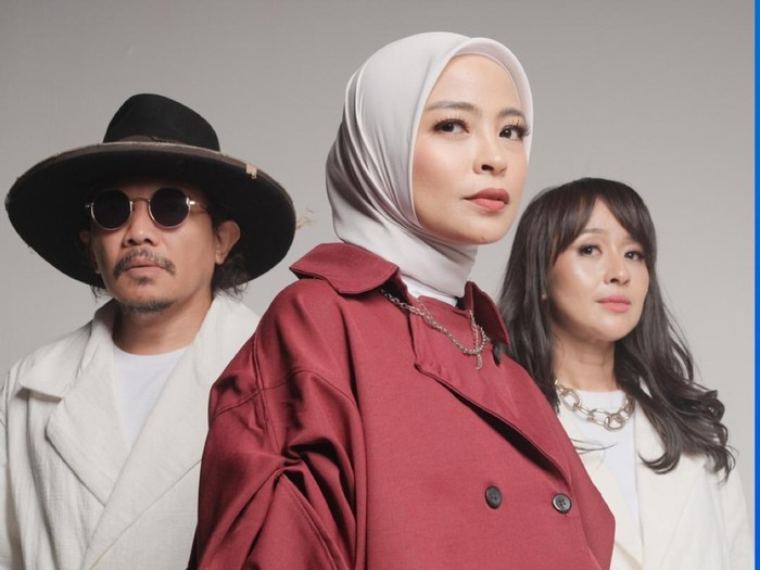 Kotak keluar dari label.
