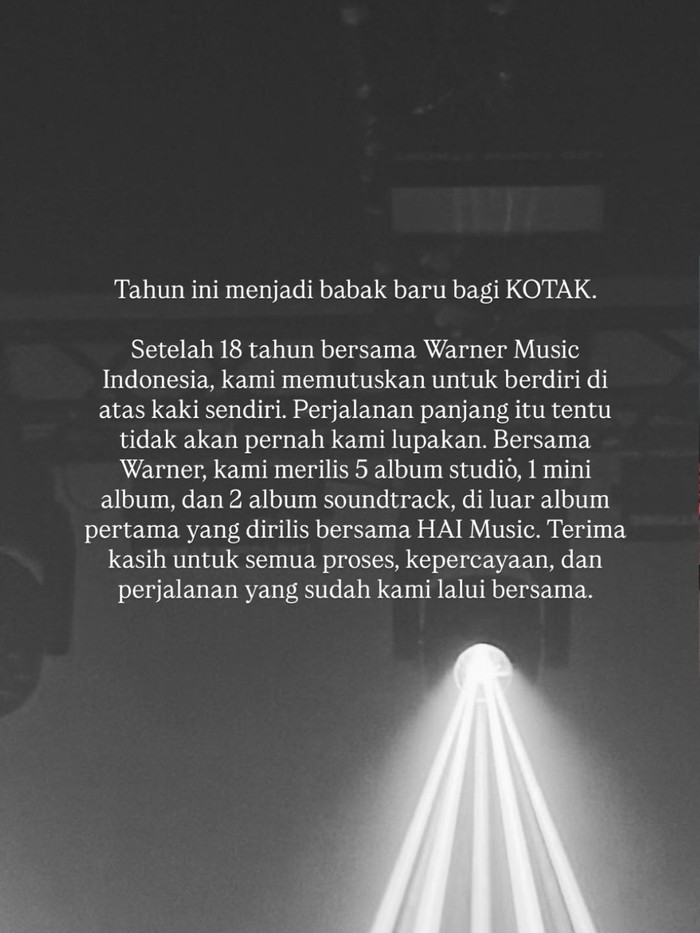 Kotak keluar dari label.