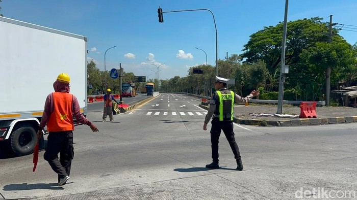 Lampu Traffic Light Exit Tol Sutojayan Kota Pasuruan Rusak, Lalin Padat-Semrawut