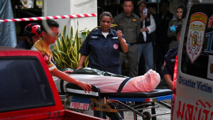 Petugas medis mengevakuasi jenazah seorang lansia yang tewas akibat ditembak oleh seorang remaja di Thailand dalam sebuah insiden yang mengejutkan pada Jumat (7/8/2026). Proses evakuasi dilakukan di lokasi kejadian sebelum korban dibawa ke rumah sakit untuk menjalani pemeriksaan lebih lanjut. Peristiwa tersebut memicu kepanikan warga dan mendapat perhatian luas dari aparat keamanan setempat. REUTERS/Tananchai Keawsowattana