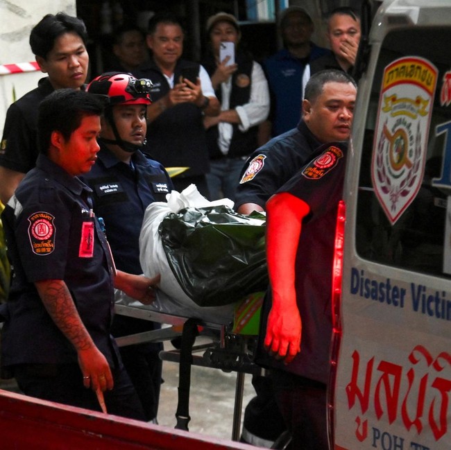 Lansia Tewas Ditembak Remaja di Thailand, Petugas Medis Evakuasi Jenazah