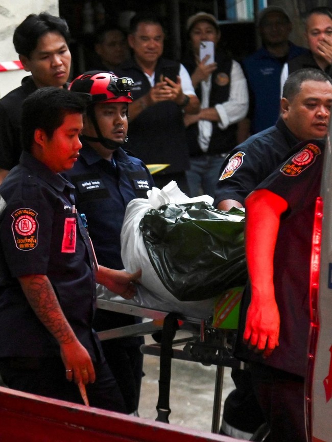 Lansia Tewas Ditembak Remaja di Thailand, Petugas Medis Evakuasi Jenazah