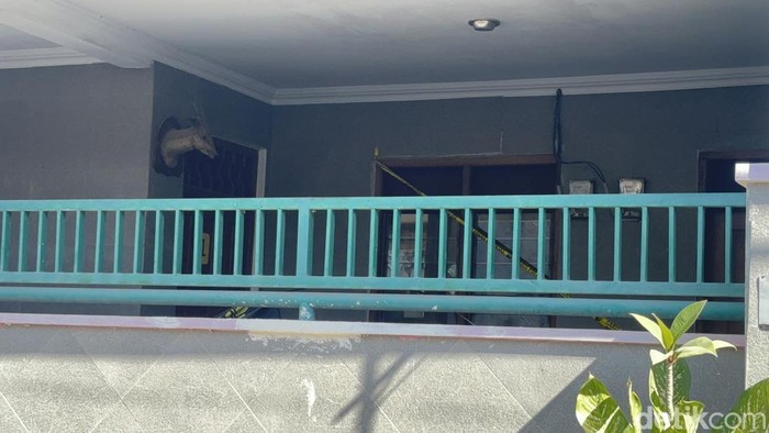 Kamar kos mahasiswi kedokteran hewan di Jalan Gubeng Kertajaya, Surabaya dipasang garis polisi