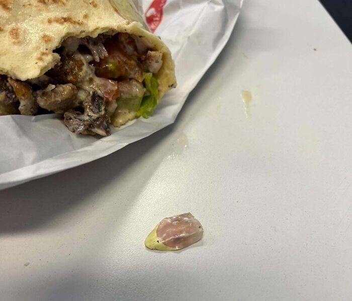 Jijik Banget! Ada Kuku hingga Silet di dalam Makanan Zonk Ini