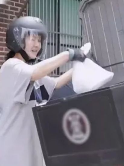 Mantan Aktris Korea Selatan Ini Sekarang Jadi Pengantar Makanan