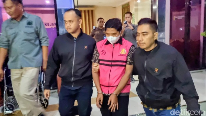 Mantan ketua DPRD Ponorogo, SN saat diamankan di Kejari
