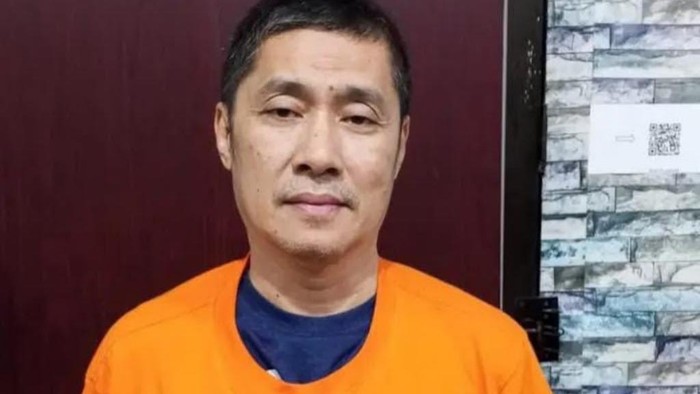 Mantan Sekda Konawe Selatan, Ichsan Porosi, ditetapkan tersangka setelah menabrak adiknya saat digerebek bersama selingkuhannya.