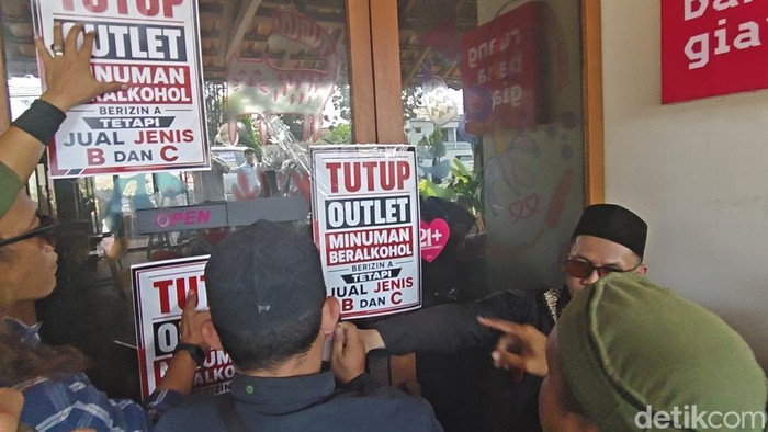 Massa melakukan aksi di depan Ruang Bahagia, Lokananta, Solo, Jumat (7/8/2026)