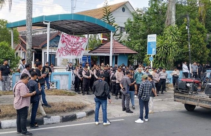 Massa menggeruduk kantor PLN Palangka Raya karena target pemadaman listrik selesai pada 5 Agustus 2026 belum terlaksana. (dok Istimewa)