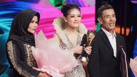 Melly Lee mengaku bakal kangen banget pesan-pesan komunikasi dengan ayahnya. Sekarang kalo kangen gak bisa video call bapak, gak ada yang nelepon minta isi kuota karena udah mau abis, gak ada lagi yang telepon minta isi paket buat nonton bola. Sekarang kalo kangen kirim Al-Fatihah buat bapak sama liat foto-foto bapak, tulisnya. (Foto: dok Instagram mellyleeofficial)