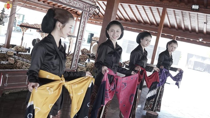 Member idol grup JKT48 belajar jadi abdi dalem Keraton Ngayogyakarta Hadiningrat, Kamis (7/8).