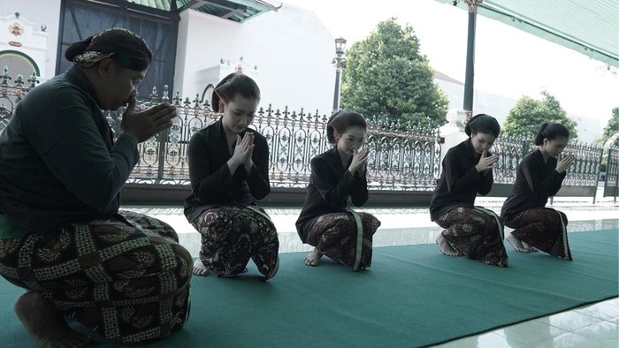 Member idol grup JKT48 belajar jadi abdi dalem Keraton Ngayogyakarta Hadiningrat, Kamis (7/8).