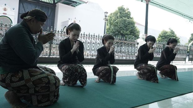Member idol grup JKT48 belajar jadi abdi dalem Keraton Ngayogyakarta Hadiningrat, Kamis (7/8).