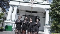 4 Member JKT48 Rasakan Pengalaman Jadi Abdi Dalem di Keraton Jogja
