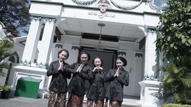 Member idol grup JKT48 belajar jadi abdi dalem Keraton Ngayogyakarta Hadiningrat, Kamis (7/8).