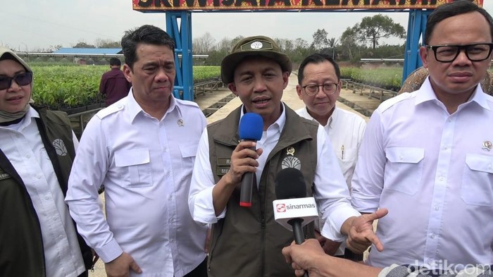 Menteri Kehutanan RI Raja Juli Antoni saat diwawancara awak media.