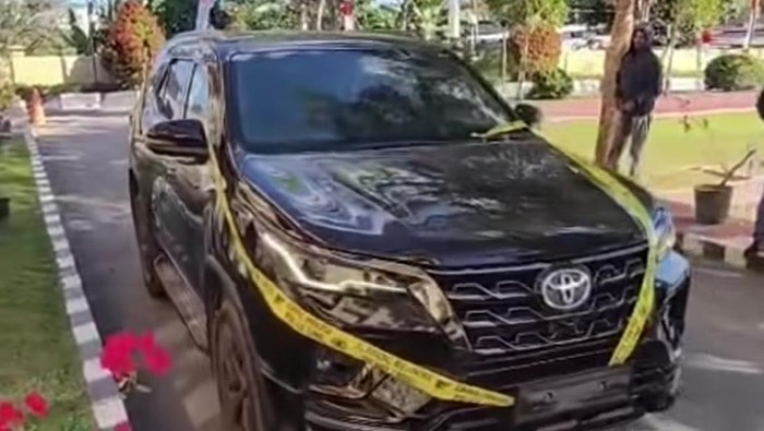 Mobil yang digunakan Ichsan merupakan kendaraan dinas Pemkab Konsel dan menggunakan pelat palsu.