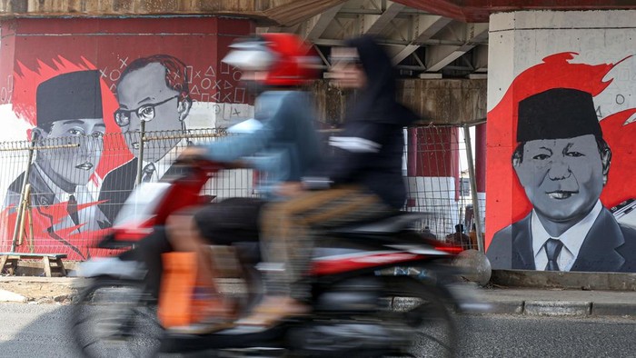 Warga melintas dengan latar mural Proklamator Sukarno-Hatta dan Presiden Prabowo Subianto di kolong fly over Cileungsi, Kabupaten Bogor, Jawa Barat,  Jumat (7/8/2026). Mural beserta ornamen Merah Putih yang menghiasi kolong fly over Cileungsi hasil dari kerja sama Pemerintah Kabupaten Bogor dan  masyarakat dalam rangka memeriahkan HUT ke-81 Kemerdekaan Republik Indonesia. ANTARA FOTO/Yulius Satria Wijaya/foc.