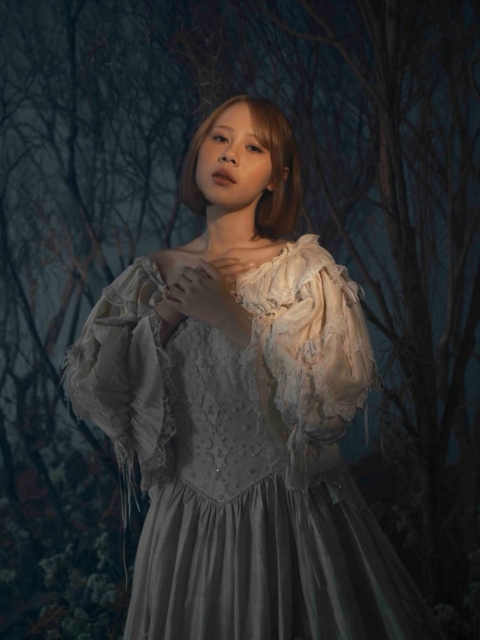 Nadin Amizah merilis single terbaru Moonlight dalam bahasa Inggris, lagu nostalgia dari masa SMA. Ini jadi intro album ketiganya, Laika, Yang Ditinggalkan.