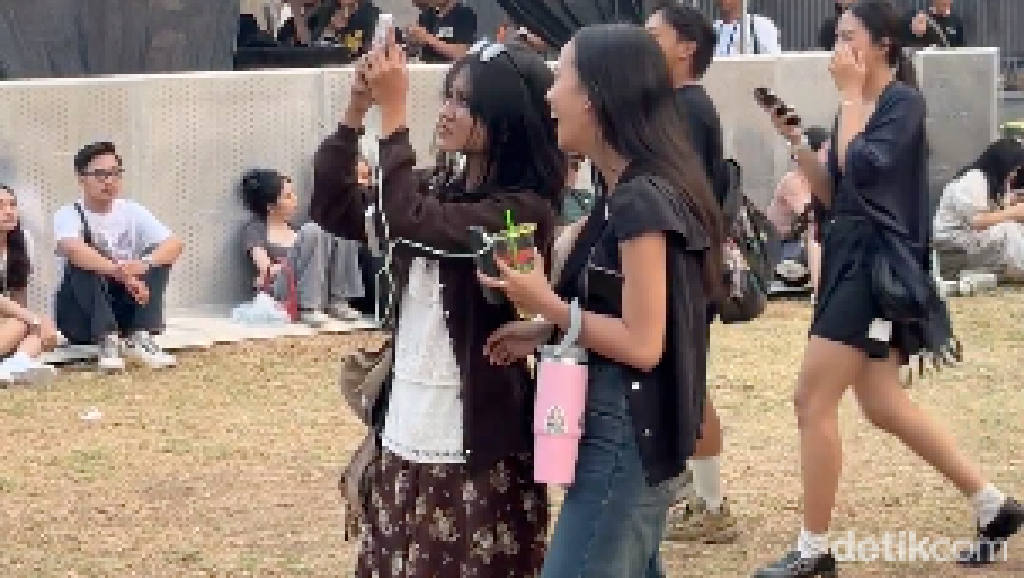 Video: Melihat Outfit Penonton The Sounds Project Day 1