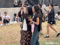 Video: Melihat Outfit Penonton The Sounds Project Day 1