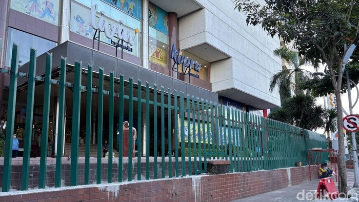 Pagar Tunjugan Plaza Mall yang sudah dipendekkan