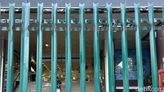 Pagar Tunjugan Plaza Mall yang sudah dipendekkan