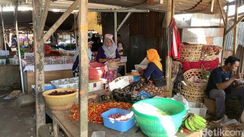 Para pedagang yang berjualan di Pasar Gunungsari, Kecamatan Gunungsari, Lombok Barat.
