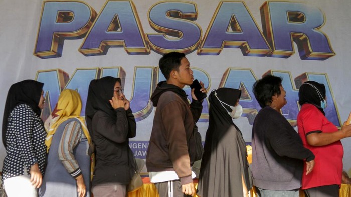 Warga membeli bahan kebutuhan pokok saat pasar murah di Porong, Sidoarjo, Jawa Timur, Jumat (7/8/2026). Pemerintah Provinsi Jawa Timur bekerja sama dengan Perum Bulog menyelenggarakan pasar murah untuk memudahkan masyarakat dalam memperoleh sembako dengan harga lebih rendah dari harga pasar sebagai upaya menjaga stabilitas harga kebutuhan pokok sekaligus pengendalian inflasi dan ketahanan pangan. ANTARAFOTO/Umarul Faruq/YU