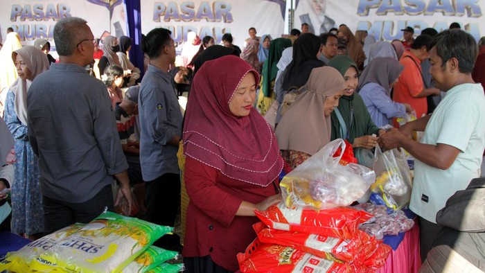 Warga membeli bahan kebutuhan pokok saat pasar murah di Porong, Sidoarjo, Jawa Timur, Jumat (7/8/2026). Pemerintah Provinsi Jawa Timur bekerja sama dengan Perum Bulog menyelenggarakan pasar murah untuk memudahkan masyarakat dalam memperoleh sembako dengan harga lebih rendah dari harga pasar sebagai upaya menjaga stabilitas harga kebutuhan pokok sekaligus pengendalian inflasi dan ketahanan pangan. ANTARAFOTO/Umarul Faruq/YU
