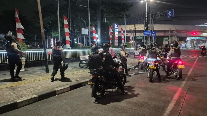 Patroli gabungan Brimob Polda Metro Jaya dan Tim Perintis Polres Jakarta Timur membubarkan balap liar di kawasan Taman Mini, Jaktim, Jumat (6/8/2026) dini hari.