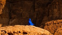 Patung ini adalah instalasi seni NAJMA karya seniman Amerika Serikat, Lita Albuquerque. Ditampilkan dalam pameran Desert X AlUla pada 2020 lalu. Foto: Desert X/Dok Lita Albuquerque/Lance Gerber