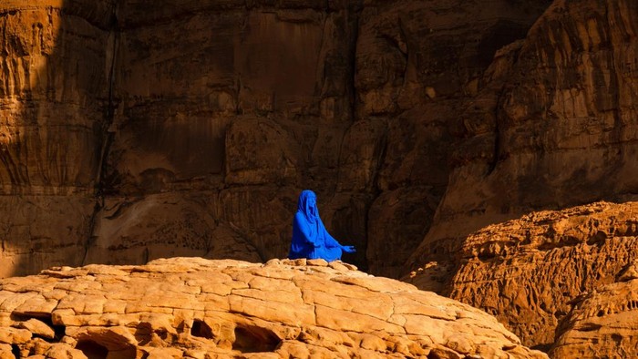 Patung biru dalam instalasi NAJMA yang dipamerkan di Desert X AlUla 2020.