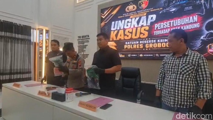 Ungkap kasus pemerkosaan anak kandung di Mapolres Grobogan, Jumat (7/8/2026).