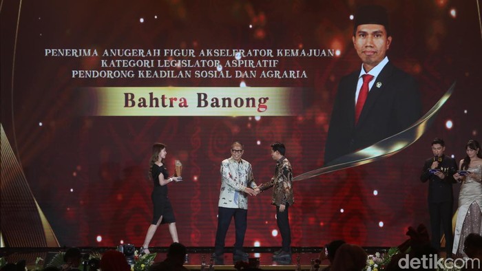 Inilah para penerima Anugerah Figur Akselerator Kemajuan, dalam acara detiktimur Awards 2026 di Grand Ballroom Trans Hotel Jakarta, Jumat (7/8/2026).