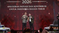 Harita Nickel menerima penghargaan dalam ajang detiktimur Awards 2026 pada kategori Mitra Pendidikan untuk Peningkatan Mutu Warga Pulau Obi. Penghargaan ini diberikan sebagai bentuk apresiasi atas konsistensi perusahaan dalam mendukung peningkatan kualitas sumber daya manusia melalui beragam inisiatif pendidikan di Pulau Obi, Kabupaten Halmahera Selatan, Maluku Utara. Trofi penghargaan untuk Harita Nickel diserahkan oleh Wakil Pimpinan Redaksi detikcom, Fajar Pratama dan diterima oleh Excekutive Vice President External Relations Harita Nickle, Latif Supriadi dalam rangkaian detiktimur Awards 2026 yang berlangsung di Grand Ballroom Trans Hotel Jakarta, Jumat (7/8/2026) malam.
