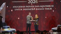 PT Antam (Persero) Tbk dianugerahi penghargaan pada ajang detiktimur Awards 2026 untuk kateogri Pemberdayaan Masyarakat Berkelanjutan. Penghargaan tersebut diberikan atas komitmen PT Antam (Persero) Tbk dalam mendorong kemandirian ekonomi serta peningkatan kualitas sumber daya manusia (SDM) di sekitar wilayah operasional perusahaan. Penganugerahan detiktimur Awards untuk PT Antam (Persero) Tbk diwakili oleh Human Capital Special Assignment Program Lead Specialist 1 PT Antam (Persero) Tbk, Khusnul Khotimah, bertempat di Grand Ballroom Trans Hotel Jakarta, Jumat (7/8/2026) malam. Melalui detik Awards 2026, detikcom ingin mengapresiasi berbagai pihak yang menghadirkan inovasi, kepemimpinan, serta program-program berdampak bagi kemajuan masyarakat dan daerah di Indonesia.