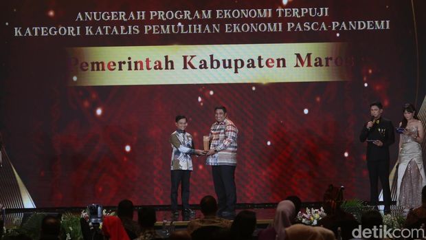 Bank Sulselbr dan pemerintah Kabupaten Baros menerima Anugerah Progam Ekonomi Terpuji, dalam acara detiktimur Awards 2026 di Grand Ballroom Trans Hotel Jakarta, Jumat (7/8/2026).