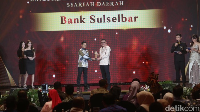 Bank Sulselbr dan pemerintah Kabupaten Baros menerima Anugerah Progam Ekonomi Terpuji, dalam acara detiktimur Awards 2026 di Grand Ballroom Trans Hotel Jakarta, Jumat (7/8/2026).