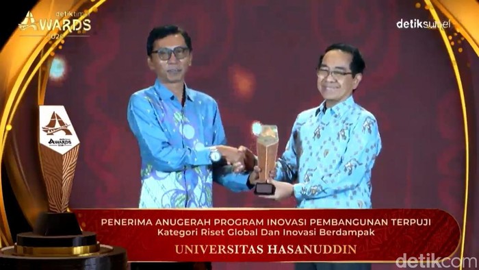 Unhas menerima penghargaan detiktimur Awards 2026.