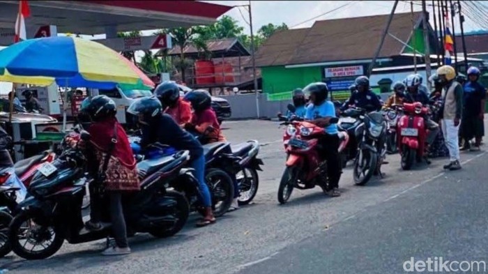 Penjual pentol bakso diserbu para pengantre BBM di SPBU Pangkalan Bun, Kotawaringin Barat.