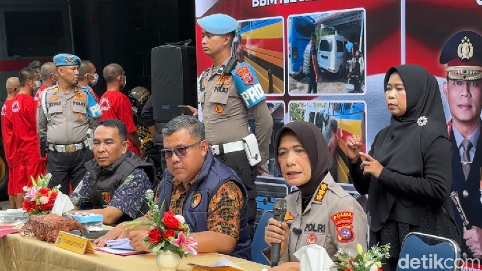Kasubdit IV Tipidter Ditreskrimsus Polda Sumbar AKBP Okta Rahmansyah bersama Kabid Humas Polda Sumbar, Kombes Susmelawati Rosya menjelaskan tentang pengungkapan kasus perdagangan illegam BBM bersubsidi, Jumat (7/8/2026).