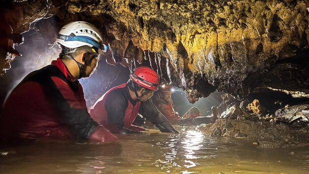 Perawatan sumber air di dalam gua di Gunungkidul Relawan dari Save Rescue dan TRC BPBD DIY membersihkan endapan tanah di Gua Keceme, Panggang, Gunungkidul, DI Yogyakarta, Kamis (6/8/2026). Perawatan pompa air dan pembersihkan endapan di static pool Gua Keceme saat musim kemarau ini untuk menjaga volume air agar sistem penyediaan air minum yang dikelola secara mandiri oleh warga dapat terus mencukupi kebutuhan air bersih ratusan warga di beberapa padukuhan. ANTARA FOTO/Hendra Nurdiyansyah/wsj.