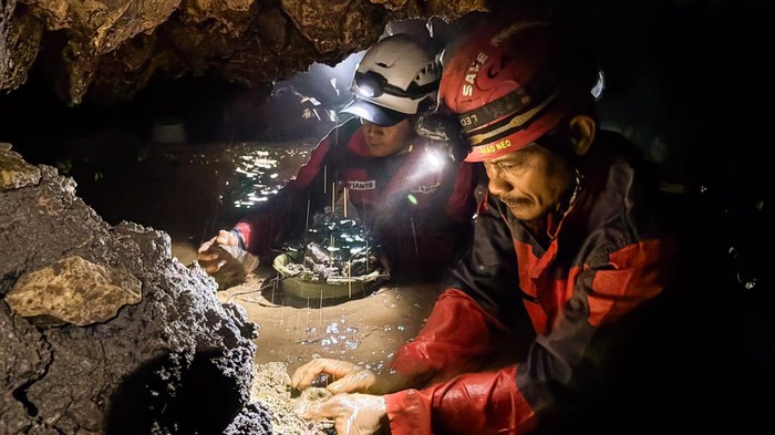Relawan dari Save Rescue dan TRC BPBD DIY membersihkan endapan tanah di Gua Keceme, Panggang, Gunungkidul, DI Yogyakarta, Kamis (6/8/2026). Perawatan pompa air dan pembersihkan endapan di static pool Gua Keceme saat musim kemarau ini untuk menjaga volume air agar sistem penyediaan air minum yang dikelola secara mandiri oleh warga dapat terus mencukupi kebutuhan air bersih ratusan warga di beberapa padukuhan. ANTARA FOTO/Hendra Nurdiyansyah/wsj.
