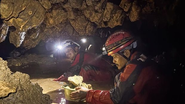 Perawatan sumber air di dalam gua di Gunungkidul Relawan dari Save Rescue dan TRC BPBD DIY membersihkan endapan tanah di Gua Keceme, Panggang, Gunungkidul, DI Yogyakarta, Kamis (6/8/2026). Perawatan pompa air dan pembersihkan endapan di static pool Gua Keceme saat musim kemarau ini untuk menjaga volume air agar sistem penyediaan air minum yang dikelola secara mandiri oleh warga dapat terus mencukupi kebutuhan air bersih ratusan warga di beberapa padukuhan. ANTARA FOTO/Hendra Nurdiyansyah/wsj.